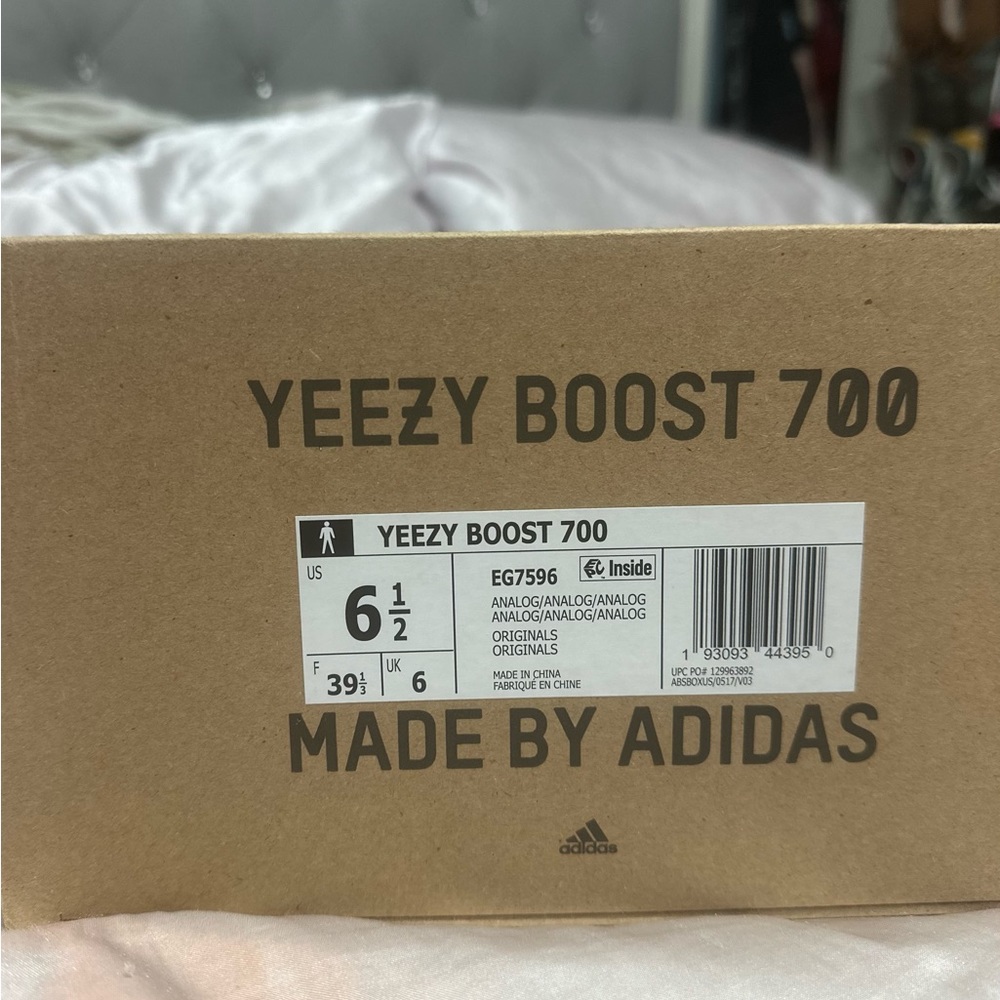 Yeezy Boost 700 “Analog” Womens 8/ Men’s 6.5 - Picture 2 of 3